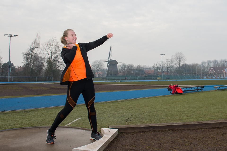 Kogelstootster Jessica Schilder op de atletiekbaan van AV Edam.
