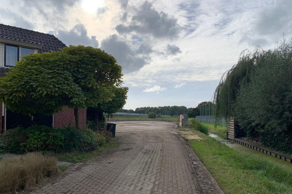 Dit terrein aan de Balkweiterhoek heeft de provincie op het oog voor het plaatsen van honderd noodwoningen voor statushouders en andere spoedzoekers.