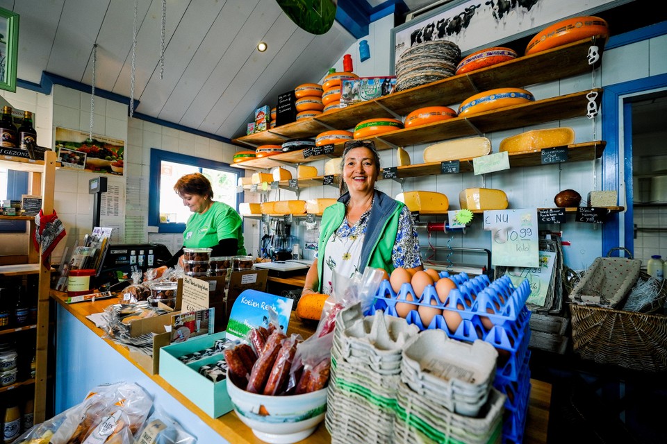 Henny Bax (rechts) in haar boerderijwinkel.