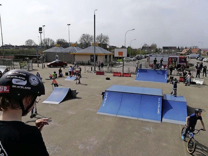 Een grote skatebaan.