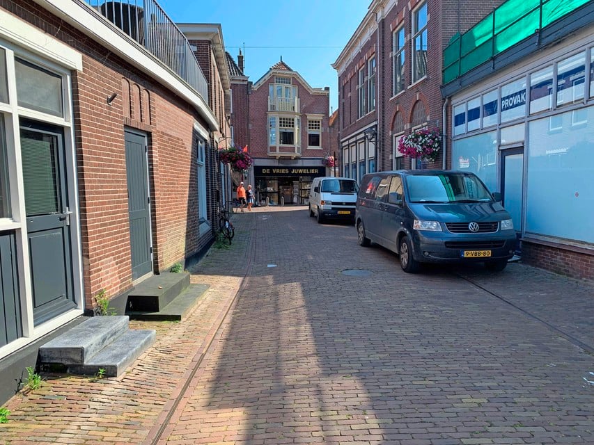 De Vijzelstraat, waar toevallig twee auto’s geparkeerd staan.