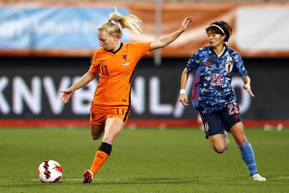 Inessa Kaagman aan de bal tijdens een wedstrijd van het Nederlands elftal.
