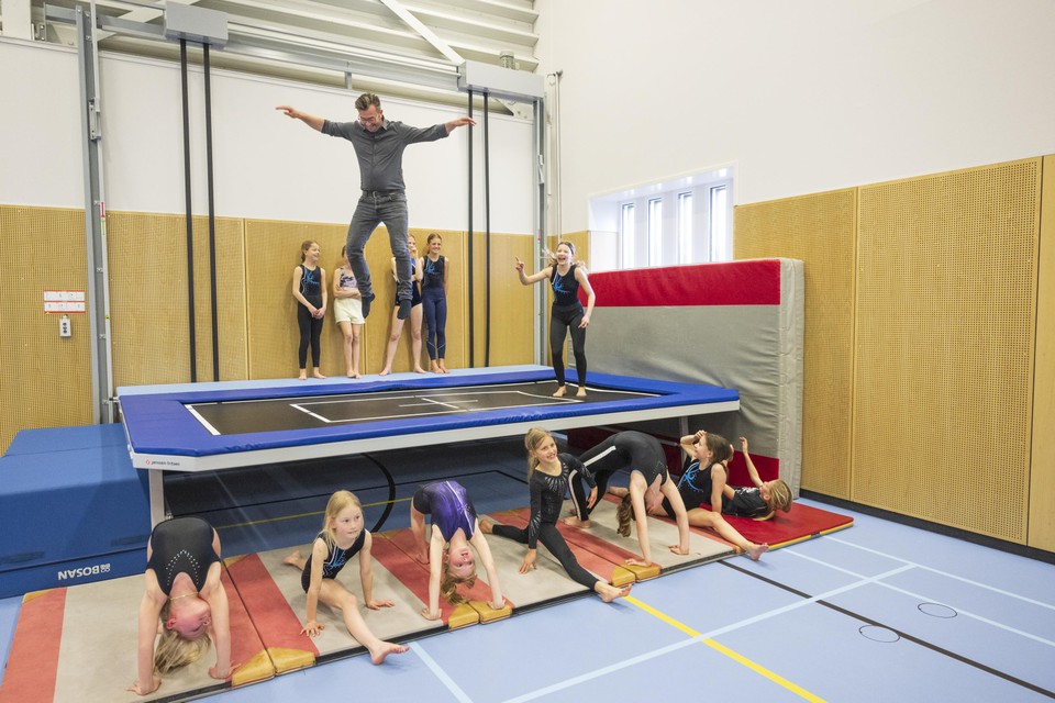 Bondgenoot Onderhoudbaar werkzaamheid Wethouder Vincent Tuijp maakt eerste sprong op gloednieuwe trampoline in  gymzaal Oosthuizen | Noordhollandsdagblad