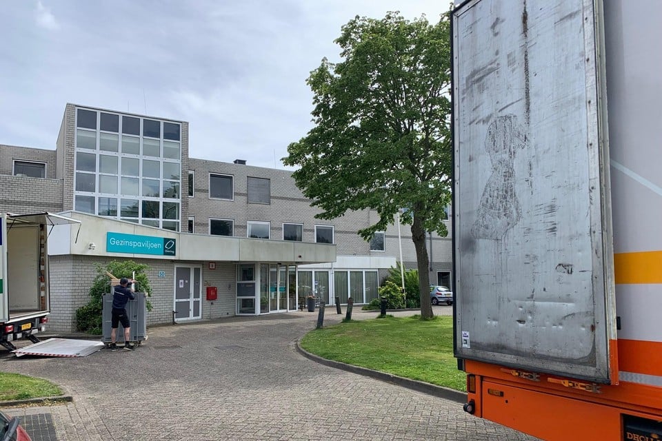 De laatste verhuiswagens vertrekken in Andijk aan de Sorghvlietlaan; het complex is even bestemd voor vluchtelingen.
