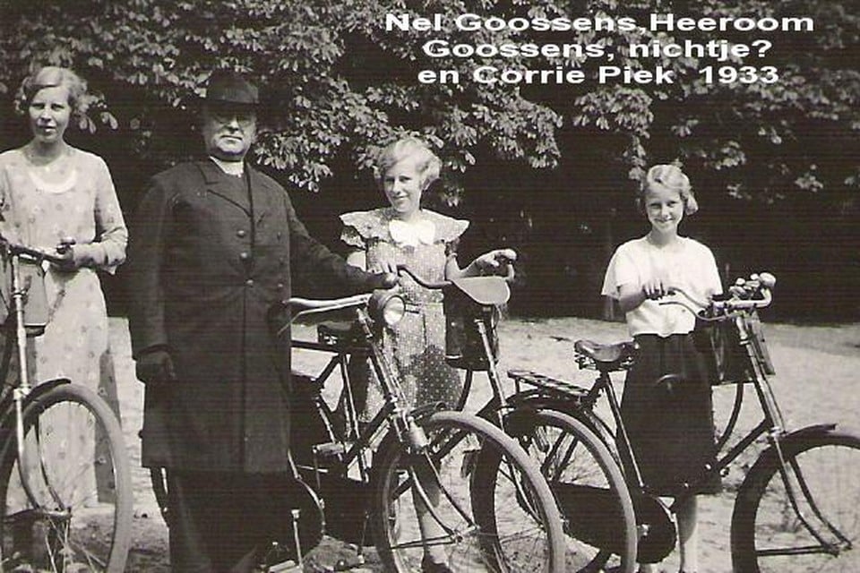 Bouwpastoor van de kerk ‘Heeroom’ Bram Goossens die per rijwiel in de jaren dertig in de nieuwe parochie op bedeltocht gaat. Enkele nichtjes van de eerwaarde omringen hem.