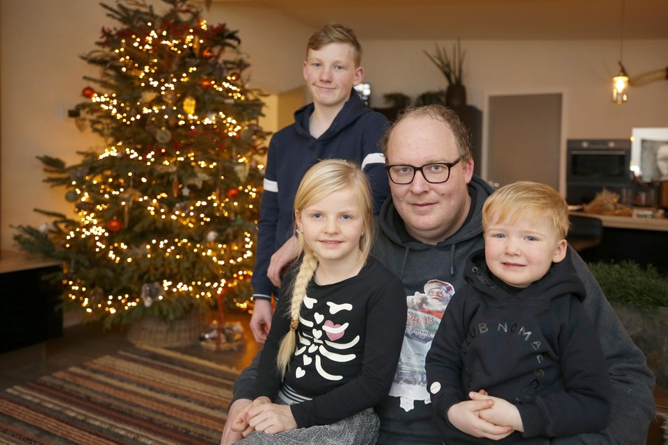 Paul Imming met zijn kinderen Arjan, Carin en Sietse hopen bij de kerstboom. Echtgenote Daphne was afwezig.