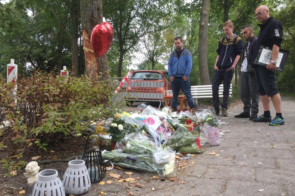 Vrienden en andere belangstellenden komen regelmatig kijken bij de gedenkplek in Anna Paulowna. Onder hen ook Richard Boukes (rechts), de vader van Roy, een van de slachtoffers.