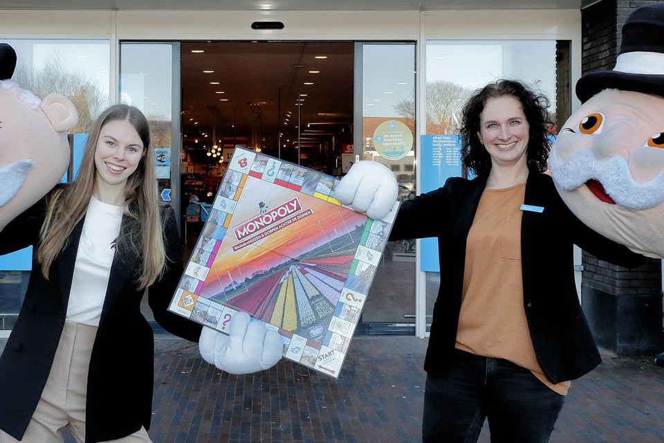 Yara Hopman en Mieke Luca (rechts) van AH Warmenhuizen tonen het eigen lokale Monopoly-spel.