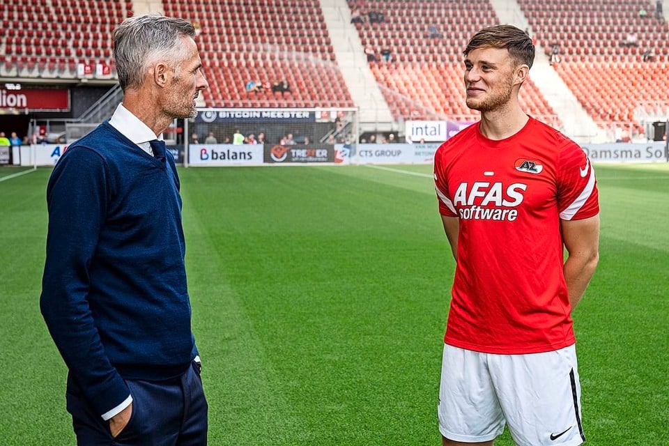 Sam Beukema voor AZ-Go Ahead Eagles in gesprek met zijn oud-trainer Kees van Wonderen.
