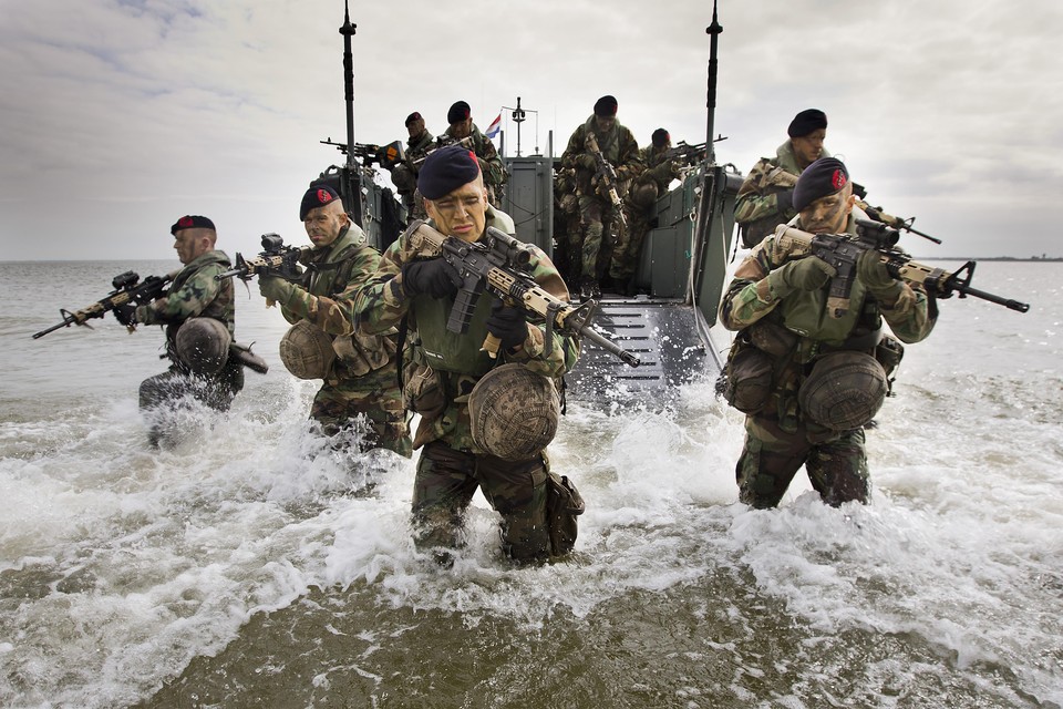 Mariniers voeren vanuit een LCVP-landingsvaartuig een amfibische landing uit op Texel.