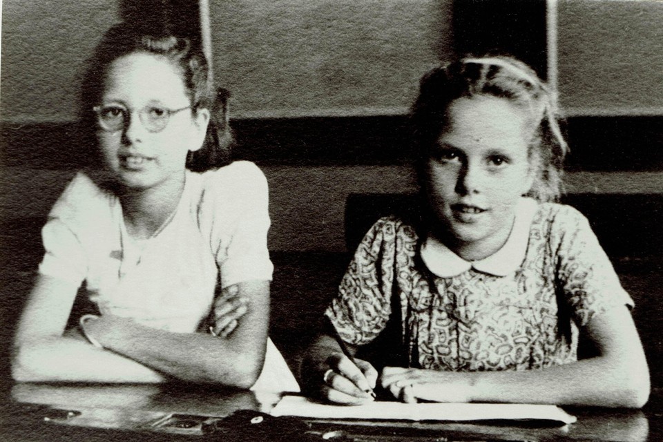 Nelly Zipp (rechts) kort na de oorlog op de inmiddels gesloopte Prellewegschool in Alkmaar.