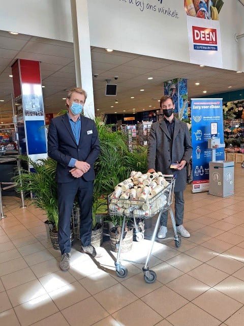 Quinten (rechts) kreeg van Deen honderd flessen, die naar de Voedselbank gaan.