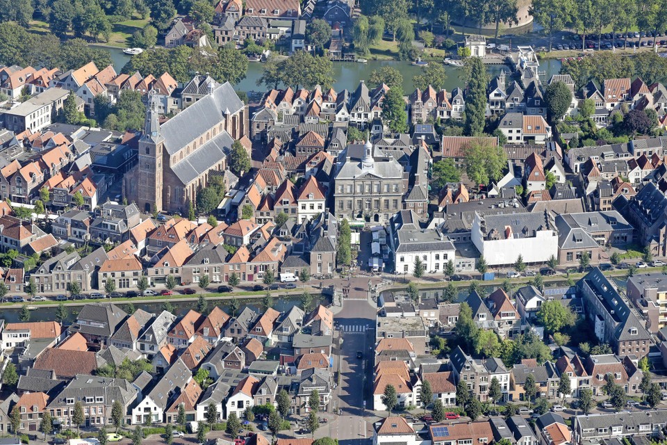 Deel van de oude binnenstad van Weesp, met in het midden het stadhuis.