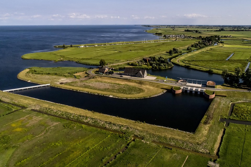 Schardam met het nieuwe watergemaal C. Mantel van HHNK. Vorig jaar in gebruik genomen, een investering van veertien miljoen euro.