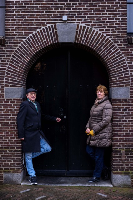 Jack Woestenberg-Van Dalen en Evelien Leguit voor de Oostzaner Kerk.
