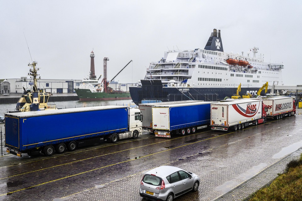 Wachtende vrachtwagens bij de KIng Seaways, die zondag klaarligt voor de afvaart naar Newcastle.