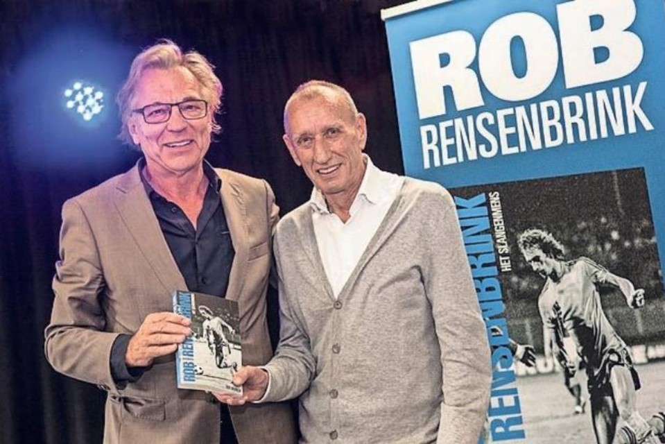 Jan Mulder en Rob Rensenbrink tijdens de lancering van Rensenbrinks biografie: ’Het Slangenmens’, geschreven door Bert Nederlof.