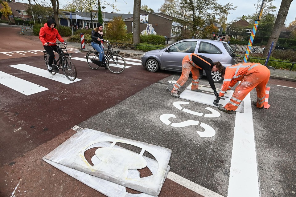 Rond Het Driespan Klaverweid in de buitenwijk van Enkhuizen zijn verkeersmaatregelen genomen om overlast tegen te gaan.