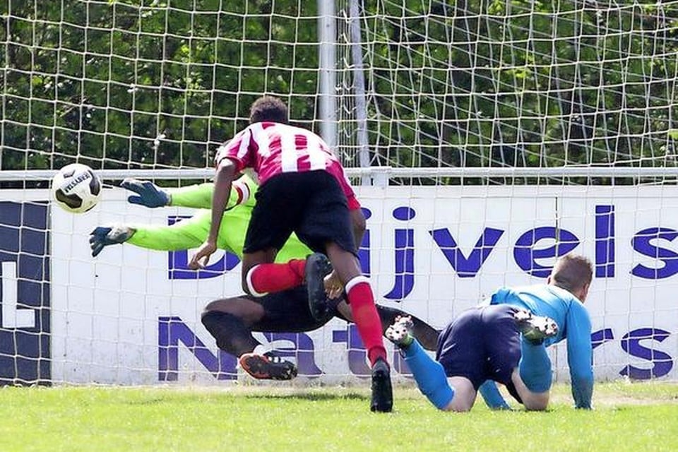FC Den Helder-doelman Wencho Farrell redt subliem op de inzet van Guleed Afhakame.