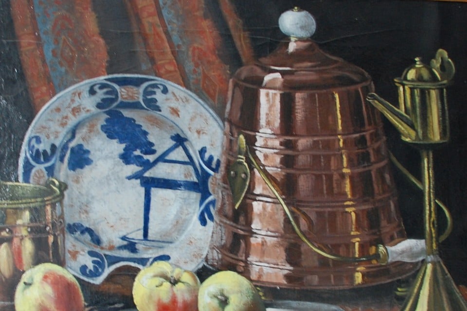 Olieverf op canvas: stilleven met koperen bak, porseleinen bord, doofpot, snotneus en tinnen bord met drie appels . Foto’s familie Ooijevaar