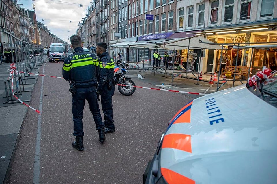 Amsterdam - De politie is zaterdagmiddag groot uitgerukt voor een incident op de Amsterdamse Albert Cuypstraat. Hier had een steekpartij plaatsgevonden, waarbij twee personen gewond zijn geraakt. Er zijn meerdere eenheden, met auto’s of te paard, ter plaatse. Ook cirkelt er een politiehelikopter boven De Pijp. De politie laat weten dat er er twee mensen gewond zijn geraakt, waarvan één zwaargewond. De slachtoffers zijn met steekwonden naar een ziekenhuis overgebracht. De vermoedelijke dader is aangehouden. De politie is een onderzoek gestart naar de aanleiding voor de steekpartij.