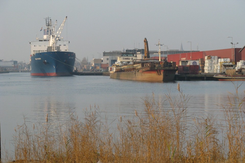 De plek waar de toekomstige kistdam moet komen in de haven van Beverwijk foto: bart vuijk
