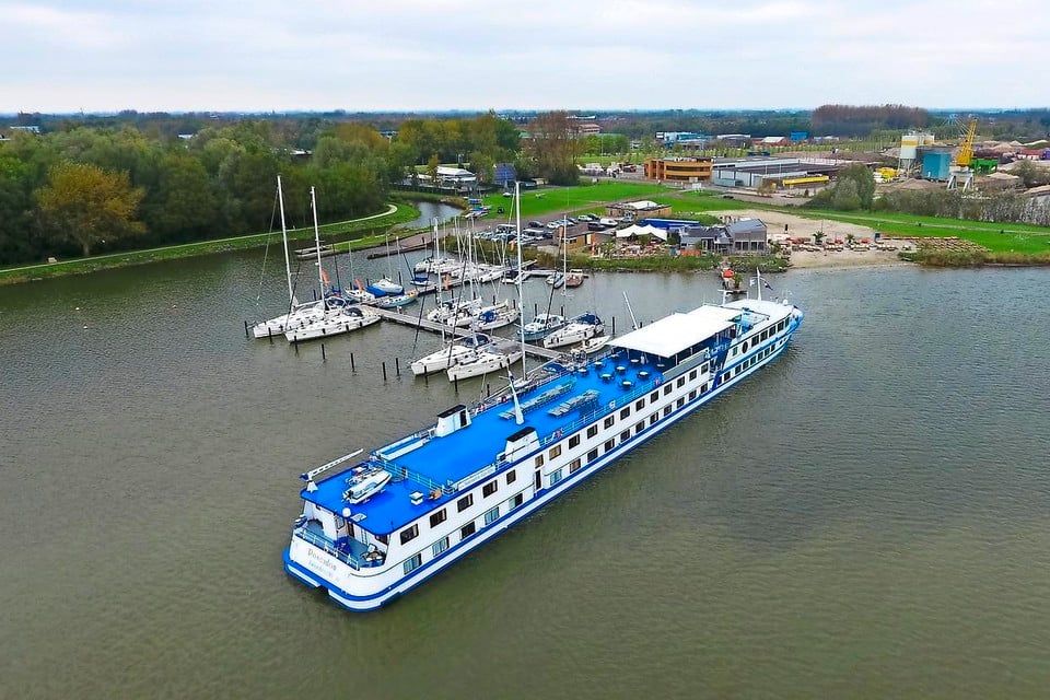 Een ’hotelboot’, zoals deze in Hoorn kan worden ingezet voor de huisvesting van asielzoekers en daklozen.