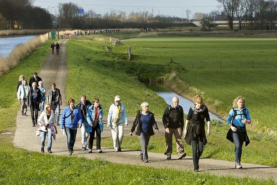 
Wandelaars zijn op pad langs het kanaal Omval-Kolhorn.
