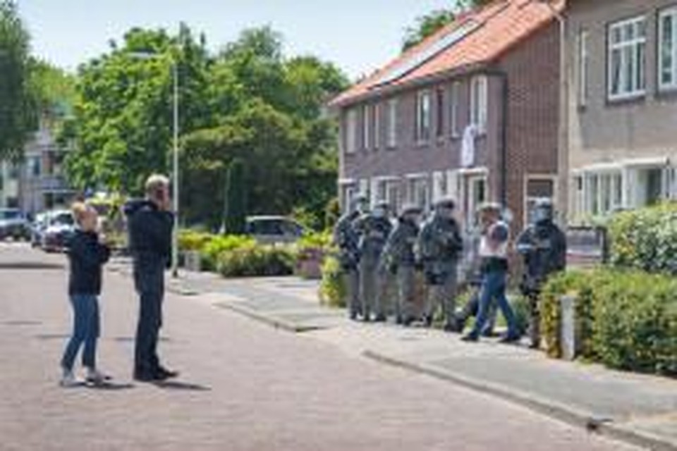 In juni van dit jaar werd een verwarde man op Texel door een arrestatieteam van de politie uit zijn huis gezet.