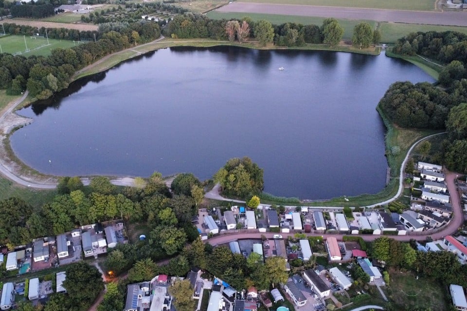 De Ursemmerplas bij het recreatiepark is, tot ongenoegen van de gemeente, niet meer geschikt om te zwemmen.