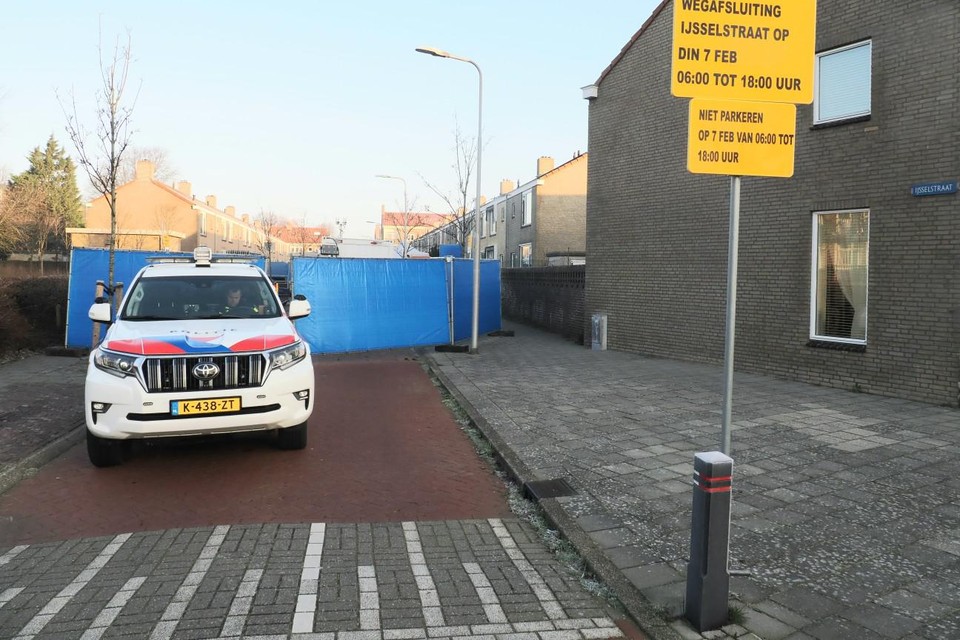 Blauwe schermen in de IJmuidense IJsselstraat. Toeschouwers zijn niet gewenst bij de reconstructie.
