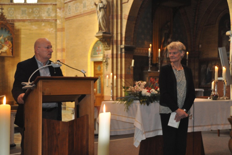 Margo Hoebe wordt toegesproken door Sjaak de Koning van de parochieraad Spanbroek.