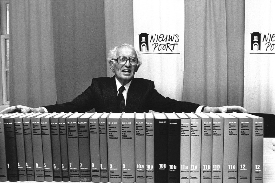 Loe de Jong in 1988 bij de presentatie van het laatste deel van zijn levenswerk ’Het Koninkrijk der Nederlanden in de Tweede Wereldoorlog’. Foto ANP