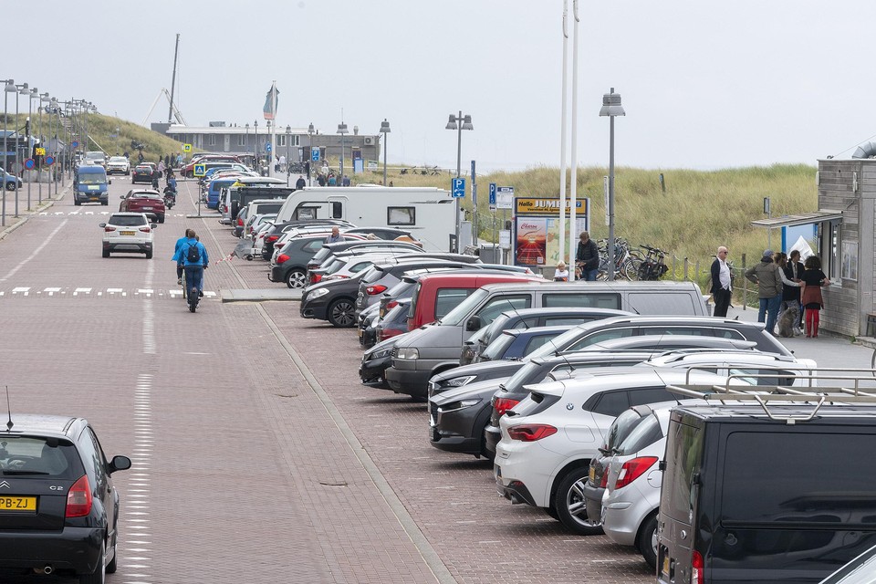 Drukte op de Boulevard in Egmond aan Zee. Voor parkeren moet je hier in de weekeinden in de winter gaan betalen.
