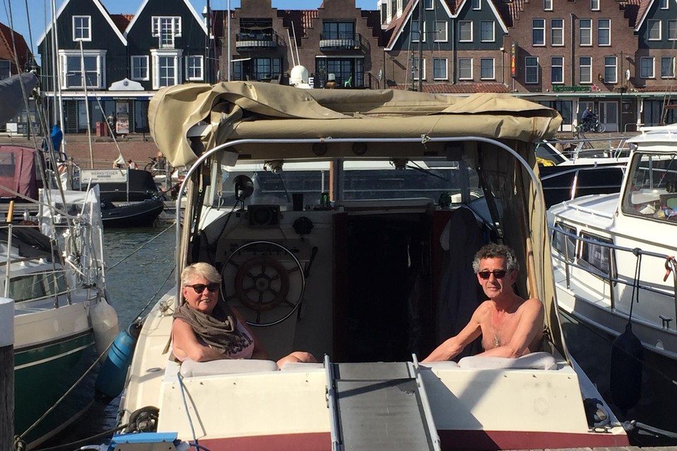 Agnes en Tom Kwakman in de haven van Volendam.