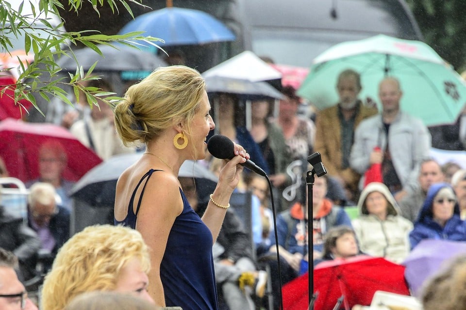 Dieke van Hoften zingt tijdens het concert aan het water.