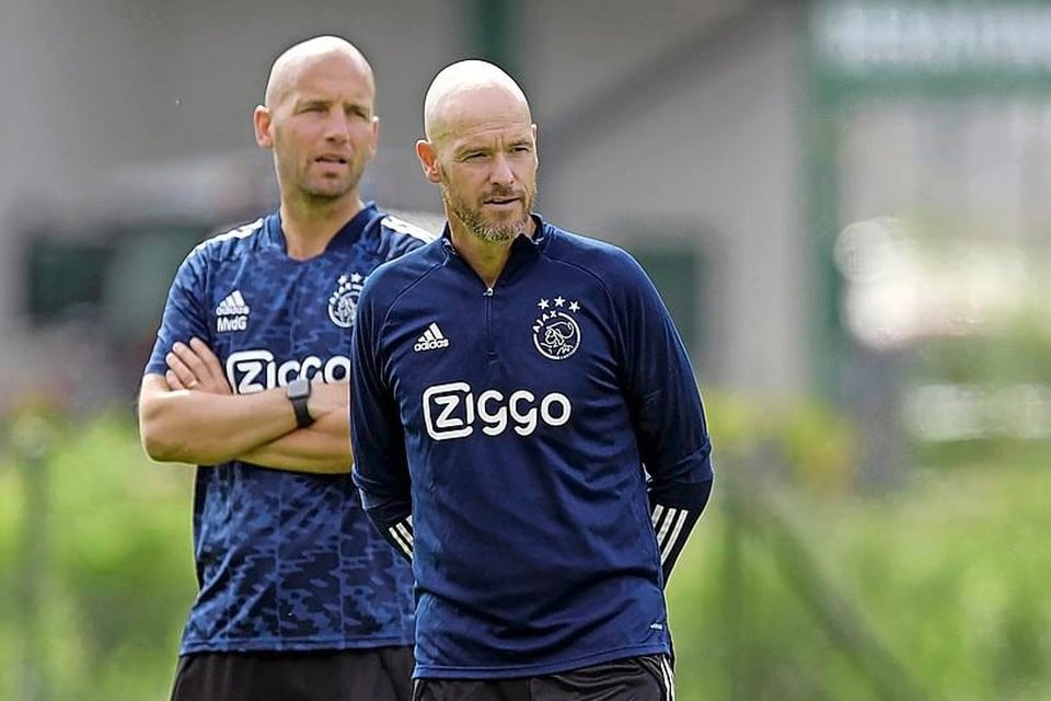 Assistent-trainer Mitchell van der Gaag (links) en coach Erik ten Hag.