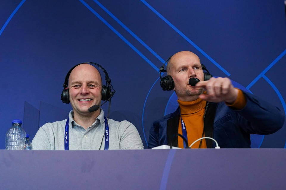Maarten Frankfort (links) als co-commentator naast Chris Wobben tijdens hun verslag van het EK zaalvoetbal.