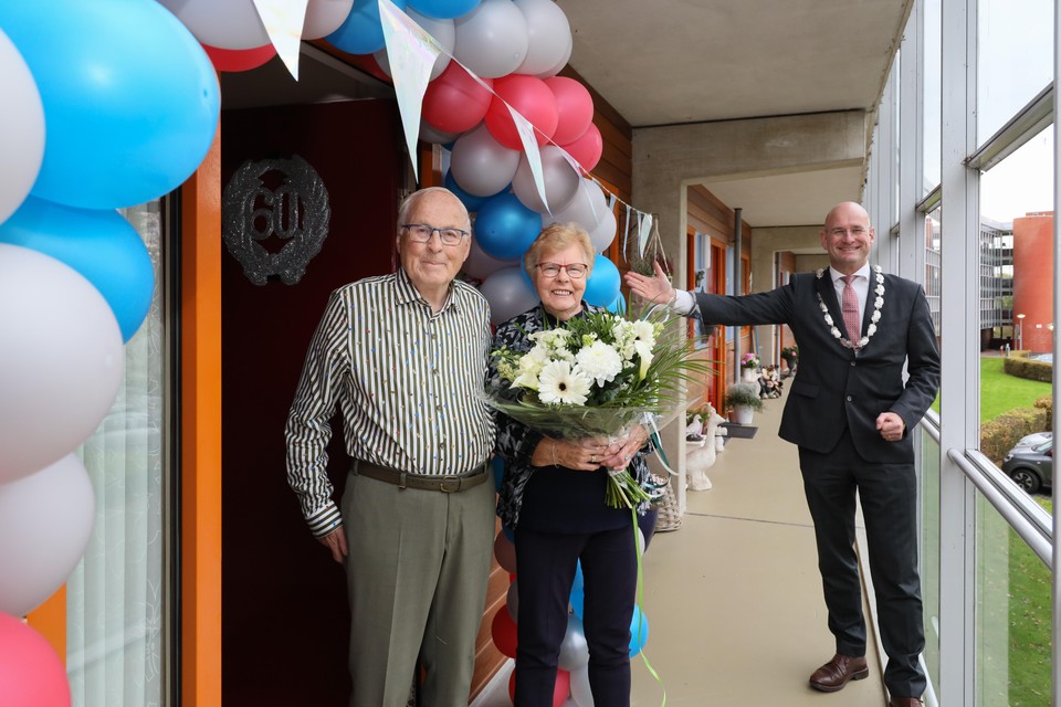 Het echtpaar Haarsma kreeg op de galerij even visite van burgemeester Jan Nieuwenburg.