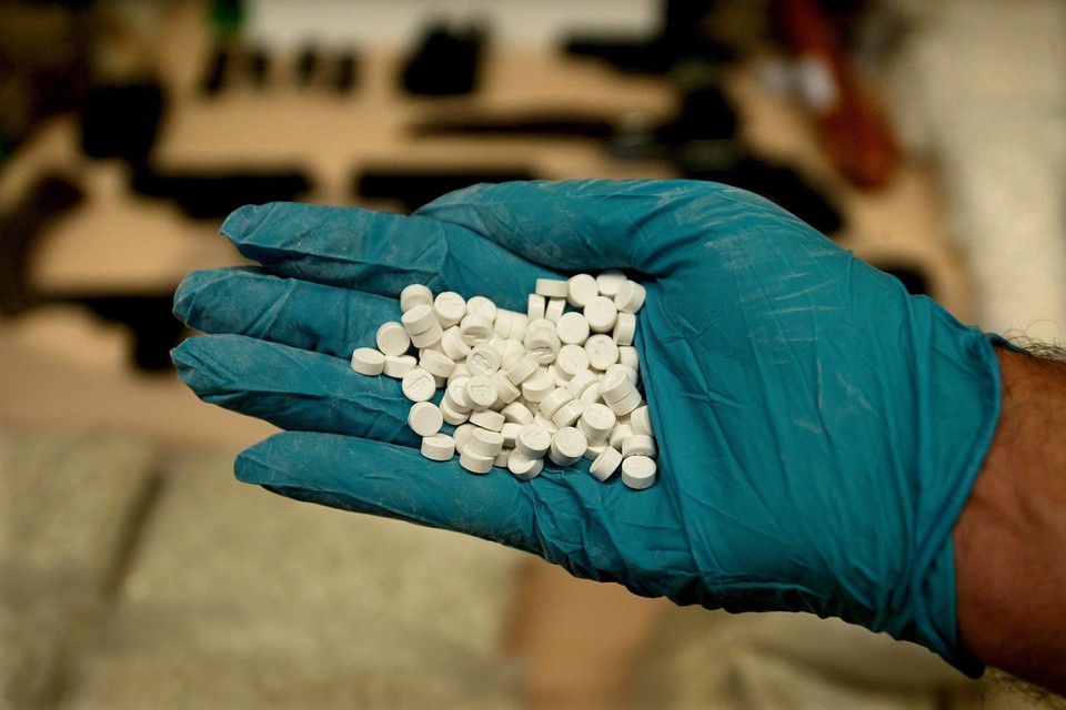 In de loods zijn onder meer ruim 14.000 xtc-tabletten aangetroffen.