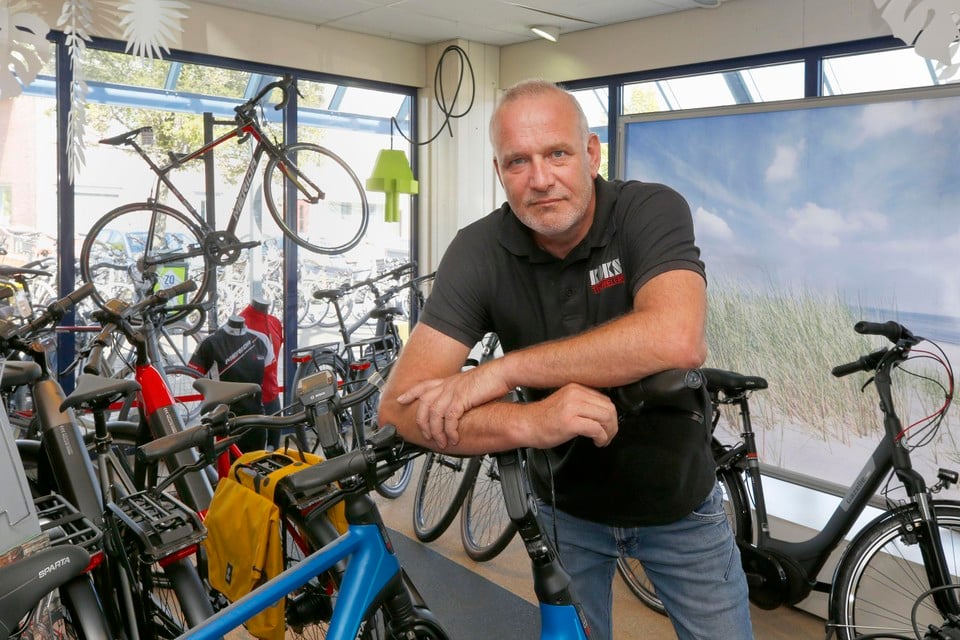 Alex Koks van Koks Tweewielers uit Nieuwe Niedorp, waar een dure e-bike uit de showroom werd gestolen.