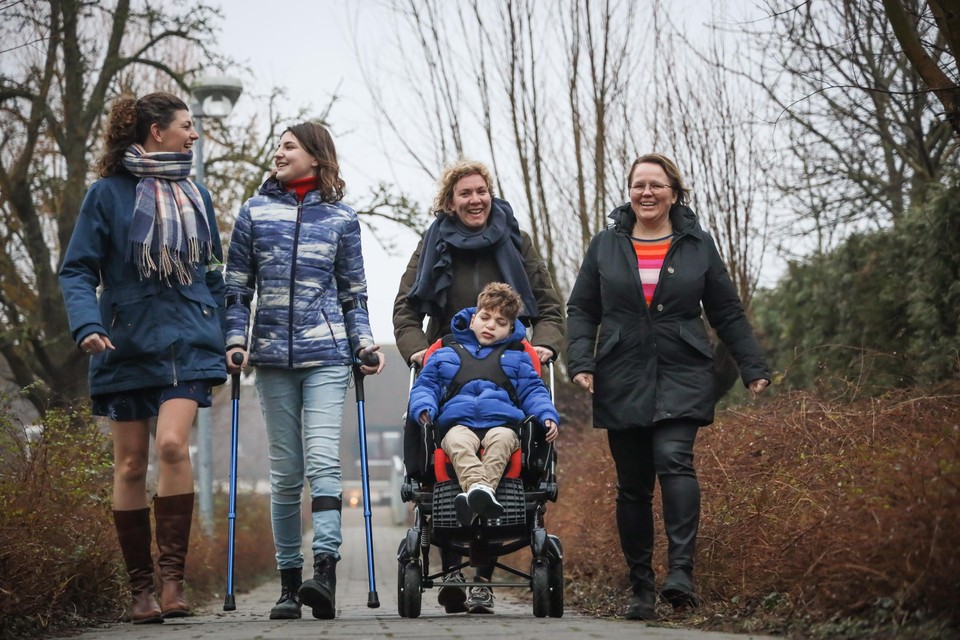 (v.l.n.r.) Leonie Zuidland met dochter Anne, Marijke Büscher en zoon Wessel en Bianca Floris staan in de startblokken voor de Anne Power Home Walk.