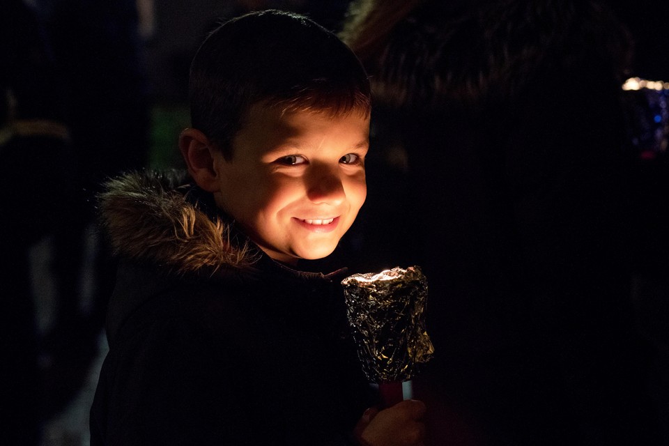 De negenjarige Dean uit Heemskerk is betoverd door het kaarslichtje.