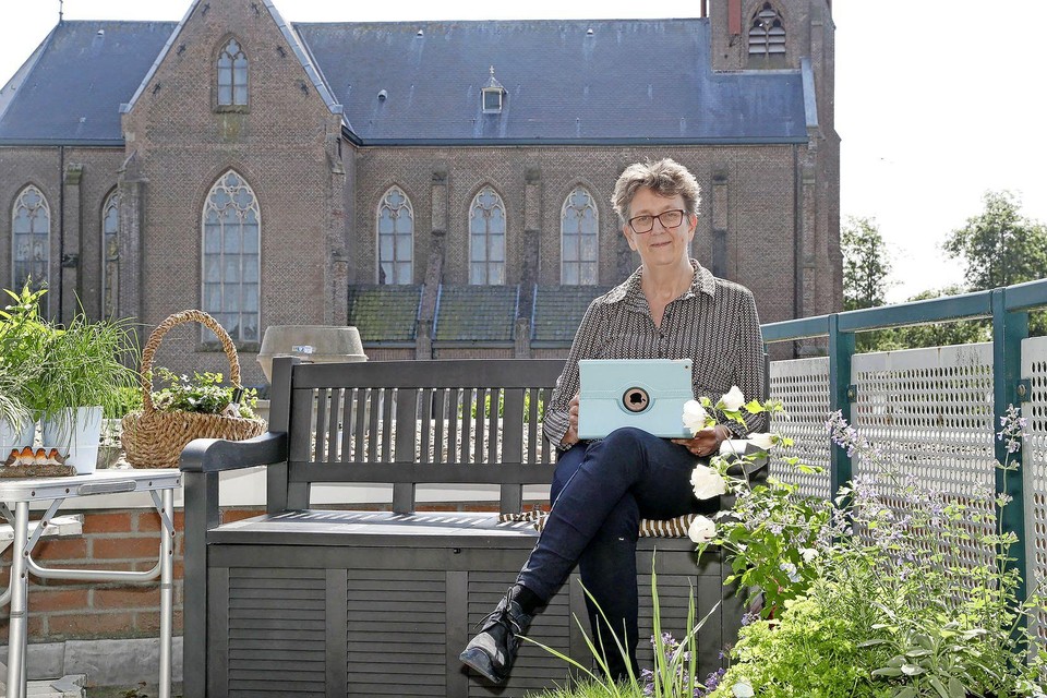 Jacqueline Ewalt op het terras van haar woning in het Jozefpark in Tuitjenhorn.