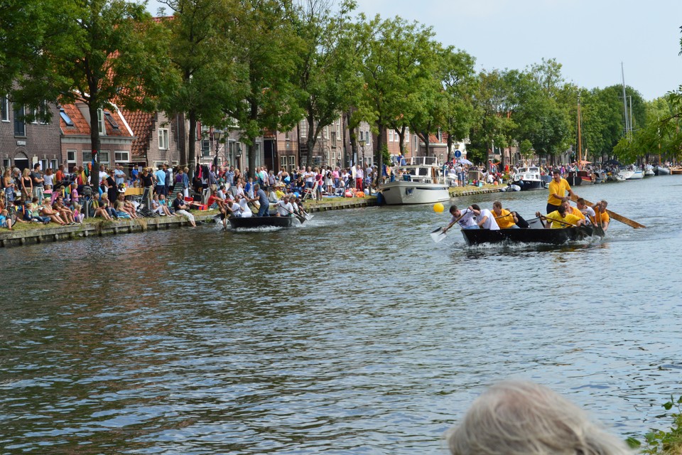 De koebootrace tijdens een eerdere editie van de Waterdag.