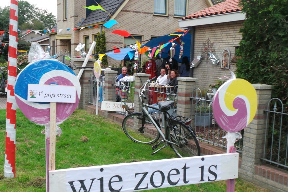 ,,Proost!'', zegt een deel van de winnaars van de straatprijs: Voorhuisstraat/Veersloot.