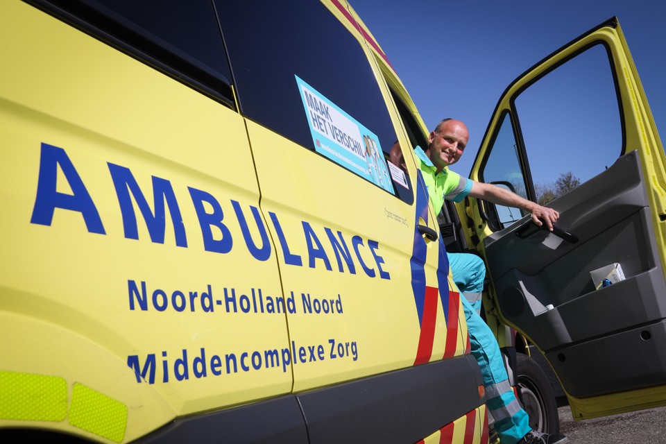 Wilko Geutskens op de ambulance voor middencomplexe zorg. ,,Om overal spoedauto’s voor te gebruiken, dat kan gewoon niet meer.”