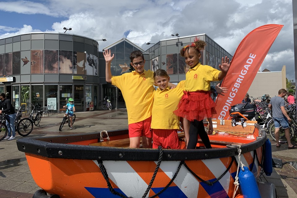Jeugdleden van de reddingsbrigade Enkhuizen in de boot: de vereniging was zaterdag duidelijk zichtbaar voor winkelcentrum Koperwiekplein.
