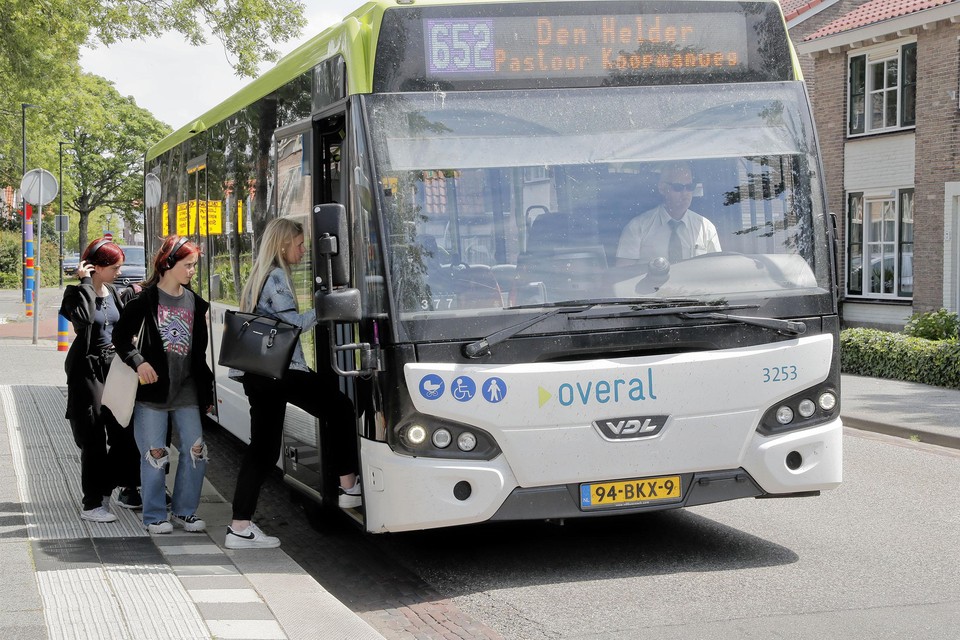 De bus naar Den Helder op de Hofstraat in Schagen.