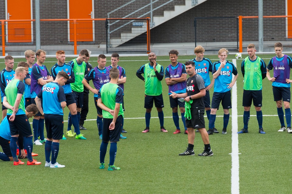 Misha Salden spreekt de selectie toe tijdens zijn eerste training als hoofdtrainer van FC Volendam.